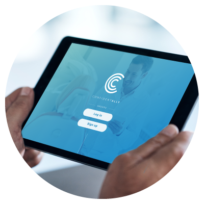 Una mano con un smartphone y la aplicaci&oacute;n Confidentally