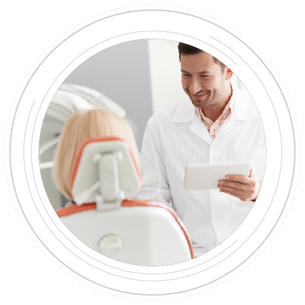 Una persona utilizando una tablet con el software Confidentally